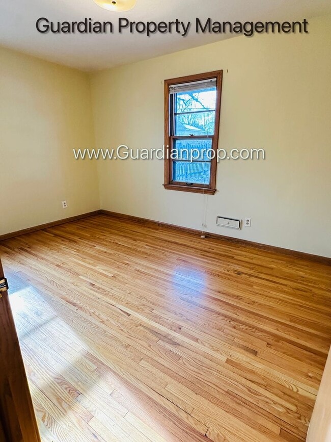 Building Photo - Spacious Richfield Side by Side, Renovated...