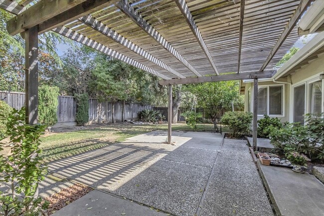 Building Photo - Great Location! Great Schools! Month to Month Only!