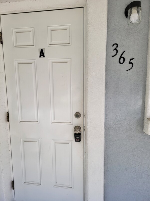 Primary Photo - 365 W Merritt Ave