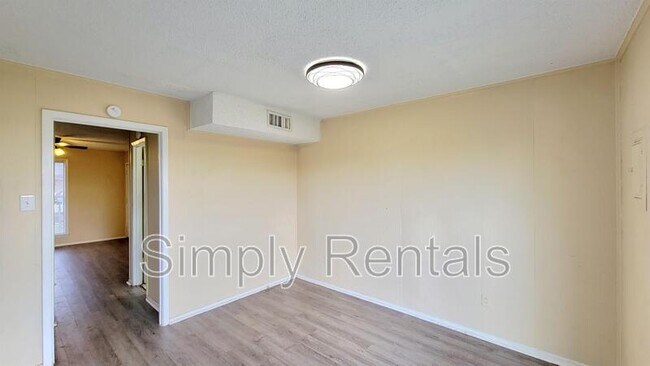 Building Photo - 400 Bill Bradford Rd