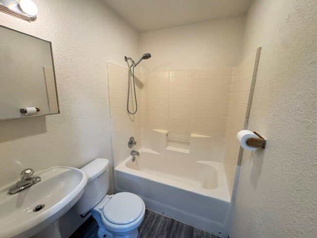 Building Photo - 3 bed 2 baths duplex for rent with all new goodness inside!  Just got a new roof and it is a grea...