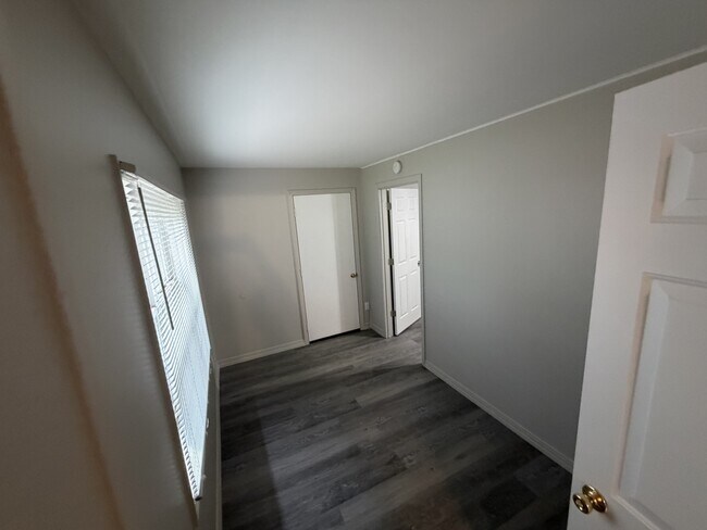 Building Photo - 508 E Buckner St