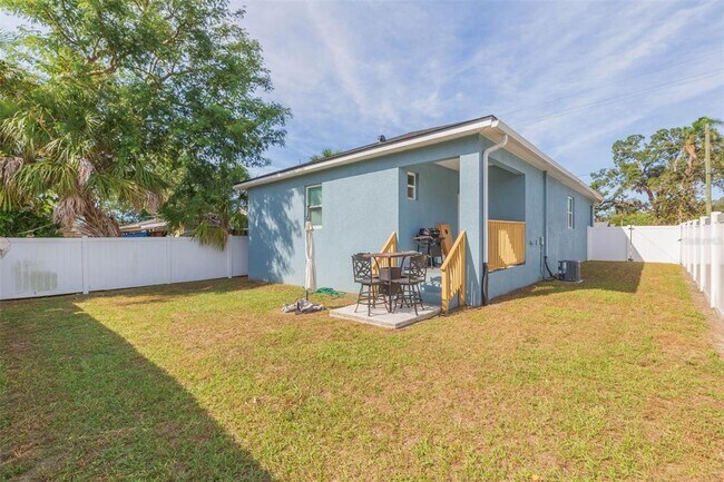 Building Photo - 2013 E Waters Ave