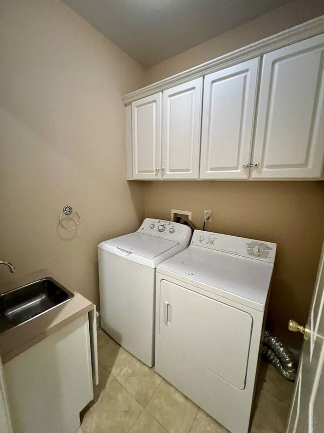 Building Photo - 3BR 2.5BA + Bonus Executive Townhome Near MTSU, FREE Lawn Care!