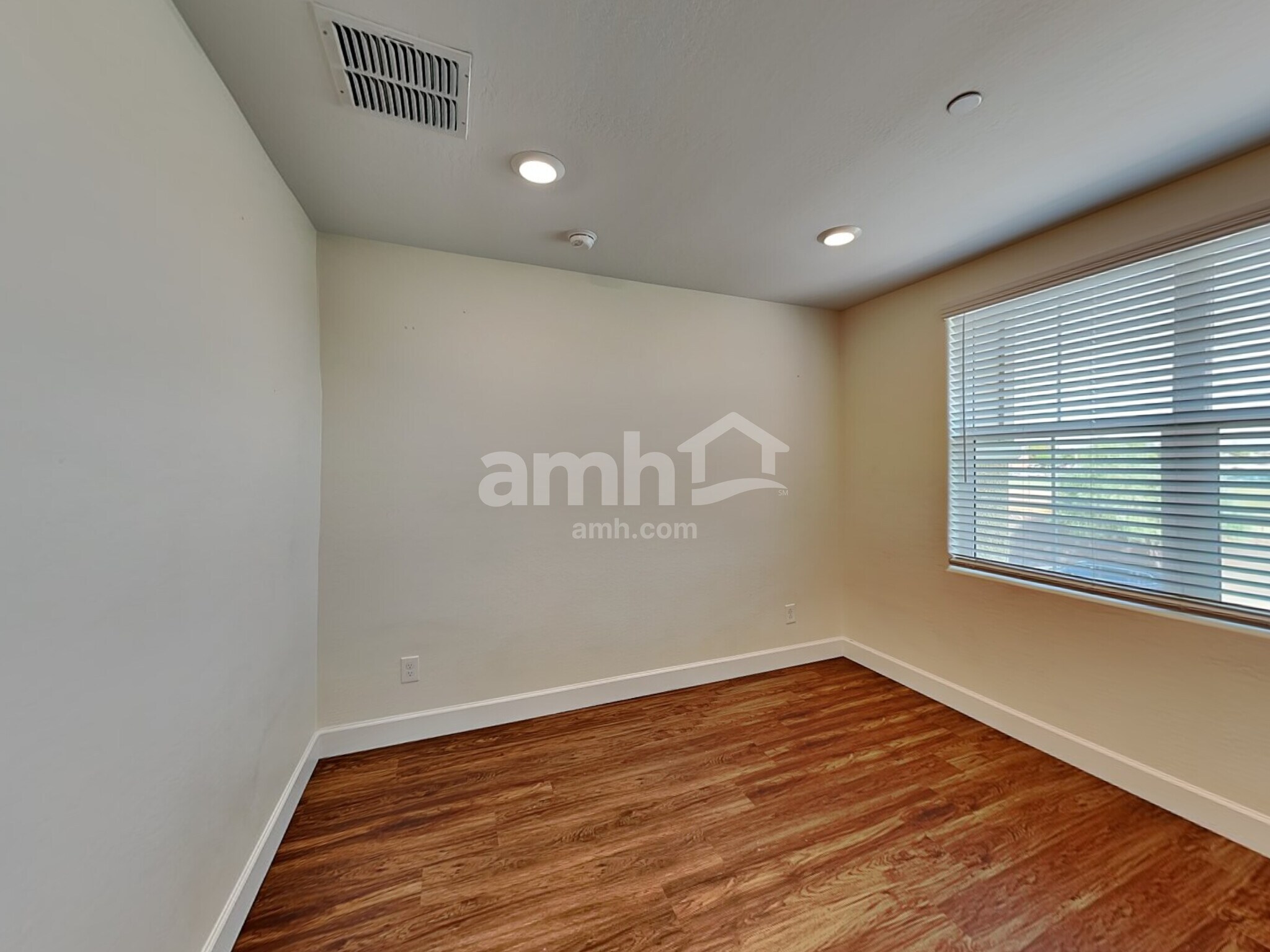 Building Photo - 5915 W Larkspur Dr