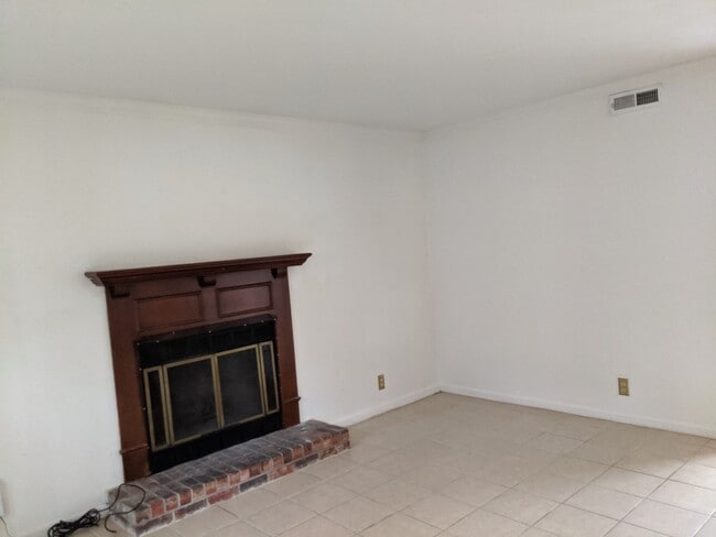 Building Photo - 1330 Quail Valley Rd