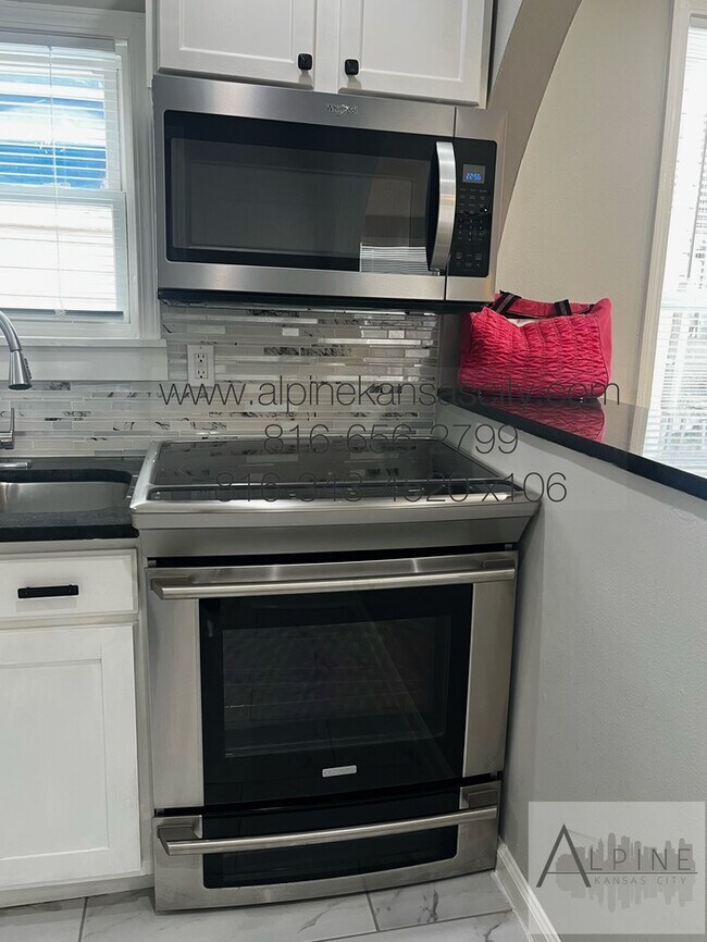 Building Photo - Beautifully Updated Home! Fenced! Vouchers OK!