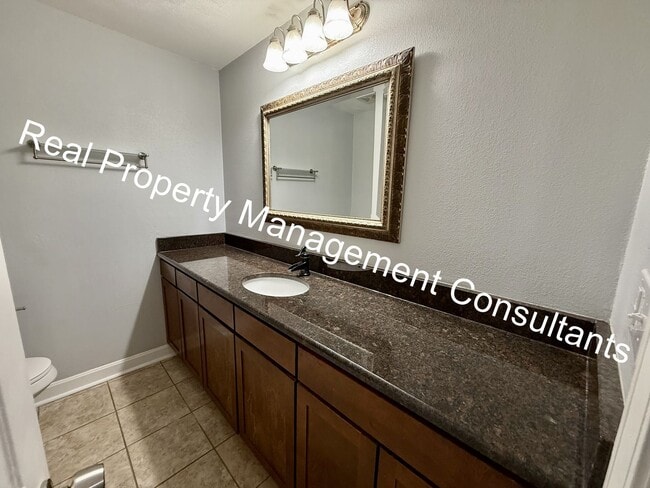 Building Photo - 2 Bed 2 Bath West Plaza Urban Oasis
