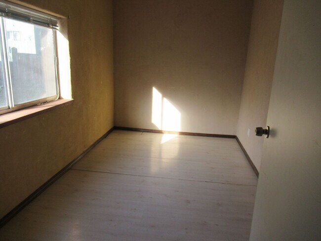Building Photo - 3 bedroom home with detached 2 car Garage