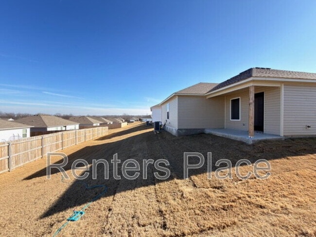 Building Photo - 1006 W Lawton Rd