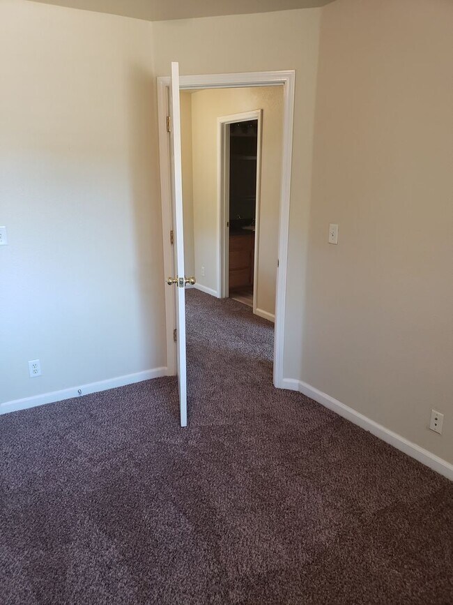 Building Photo - 579 Morgan Dr