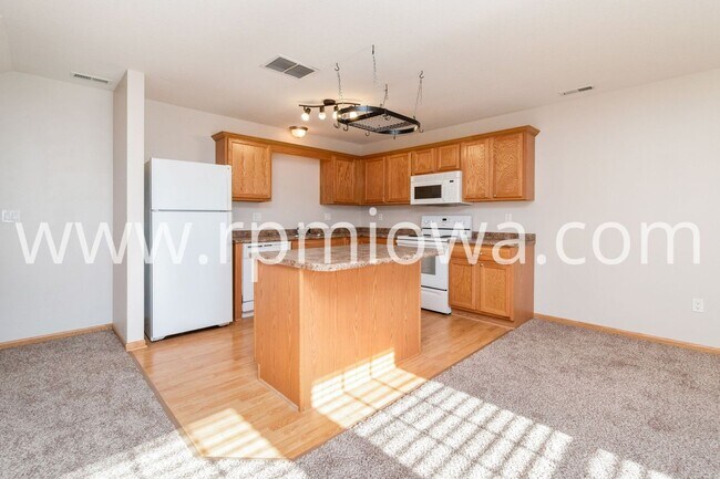 Building Photo - NEAR DMACC!! 2 Bedroom, 2 Bath Townhome in Ankeny