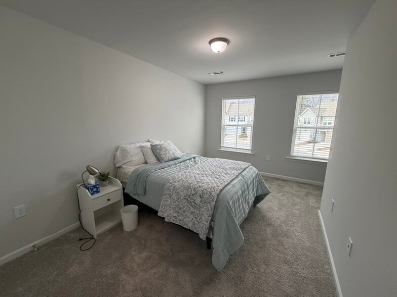 Building Photo - 811 Falls Grove Trl