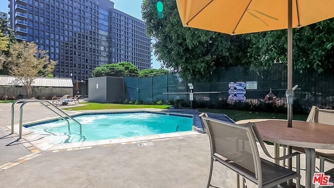 Building Photo - 800 W 1st St