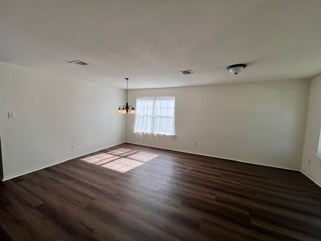 Building Photo - NorthPark / Taylor, TX / 4 bedrooms / Approx 2932 sq. ft. / Refrigerator / Washer & Dryer / New C...