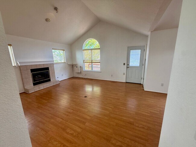 Building Photo - 537 Canyon View Dr