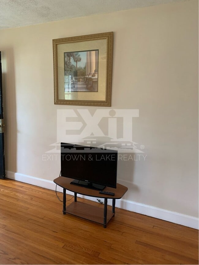 Building Photo - Fully Furnished 3 Bedroom/2 Bathroom Home ...