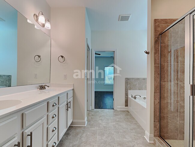 Building Photo - 111 Doral Blue Dr