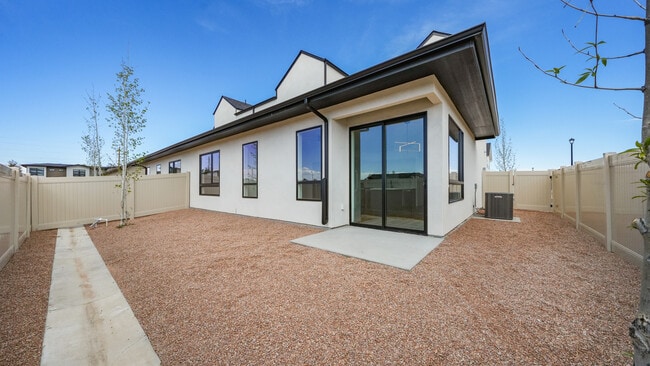 Building Photo - 353 Toms Cyn Dr