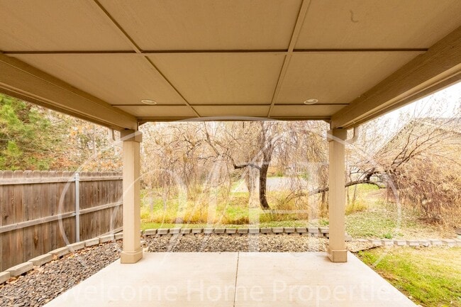 Building Photo - Single Story 3 Bedroom Home with Gas Fireplace and Covered Patio