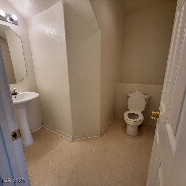 Building Photo - 211 Tayman Park Ave