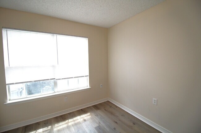 Building Photo - 2-Bedroom, 1-Bath Attached Home in Nantucket Place – Prime Location with Open Layout, Fenced Back...