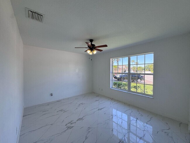 Building Photo - 240 Malibu Cir