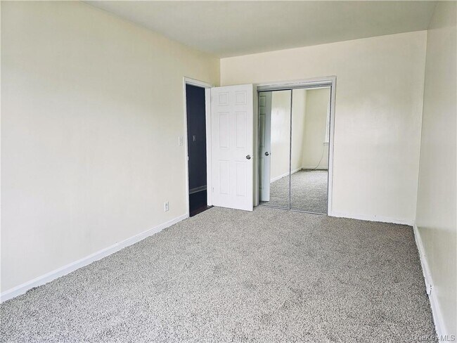 Building Photo - 1022 E 211th St