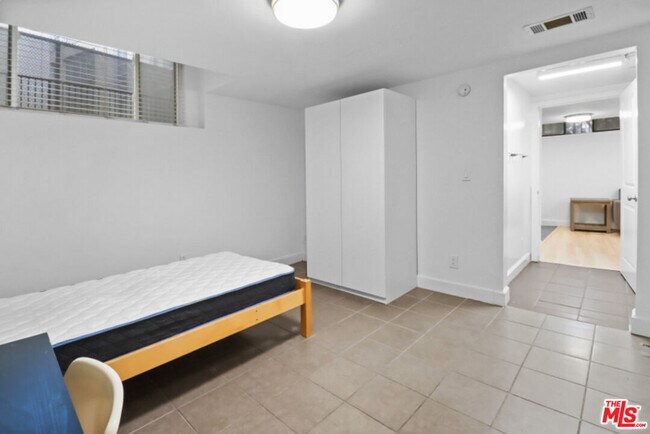 Building Photo - 10982 Roebling Ave