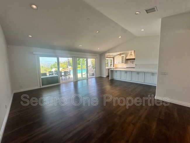 Building Photo - 637 Lynwood St