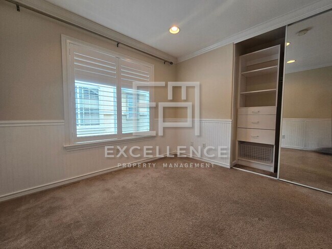 Building Photo - Beautiful 2 Story Townhouse - Small Pets N...