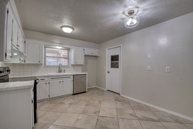 Building Photo - 301 Ellison St