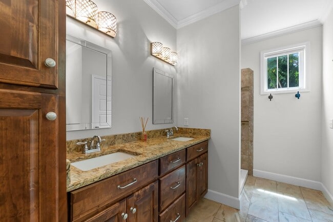 Building Photo - Beautiful Home in Walden Park
