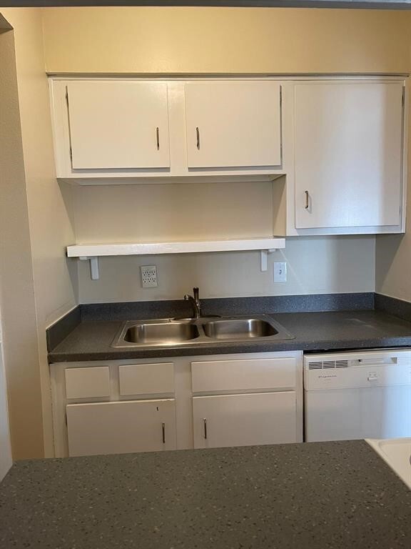 Building Photo - 6402 Del Monte Dr