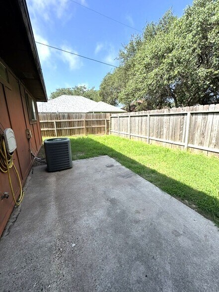 Building Photo - 2101 Eastwind St