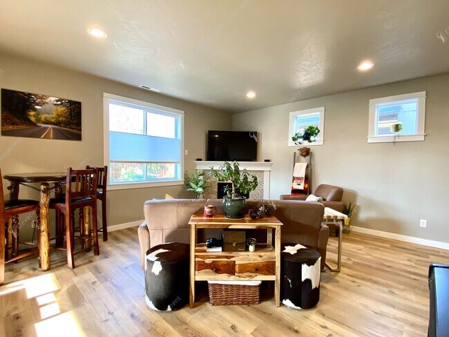 Building Photo - * Coming Soon * Beautiful Unfurnished 3-Be...