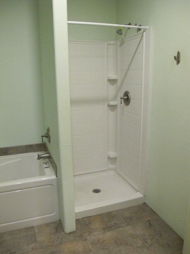 Building Photo - 1305 E Linden St