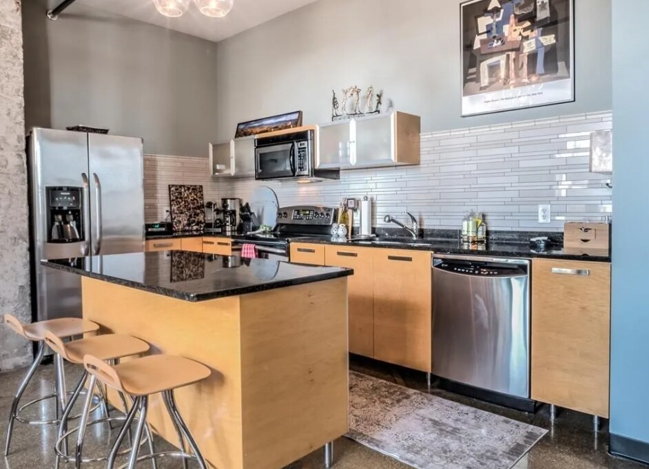 Building Photo - 350 Saint Peter St