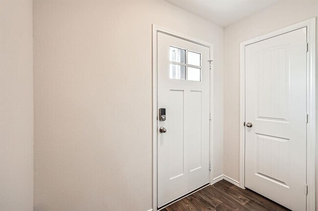 Building Photo - 190 Frogmore Lp