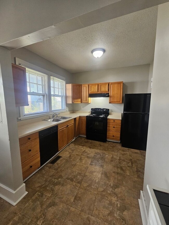 Building Photo - 1033 E 5th St