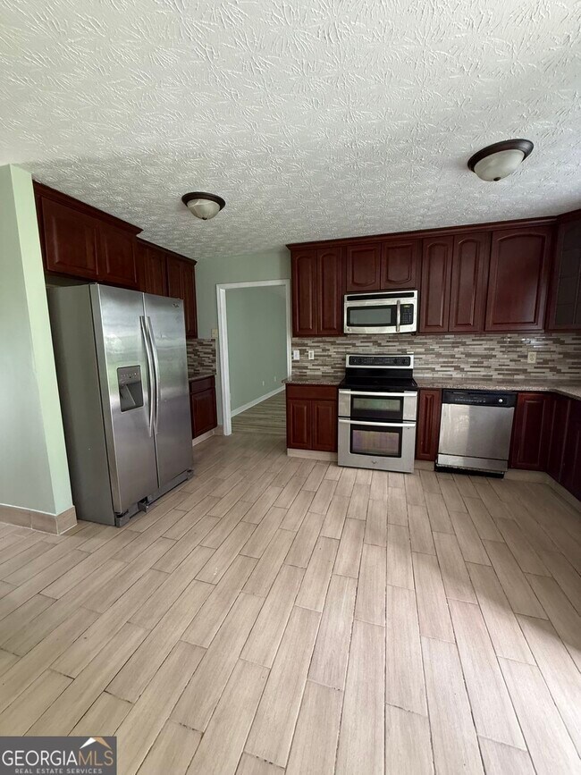 Building Photo - 755 Tara Bend