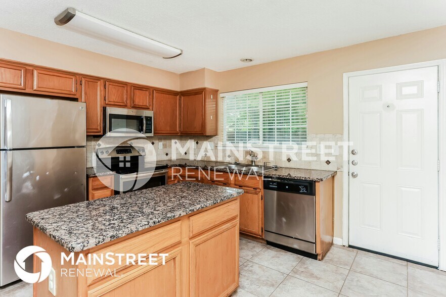 Building Photo - 2425 Bennington Dr