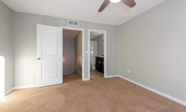 Building Photo - Lovely 2 bedroom, 3 bathroom townhome! Poo...
