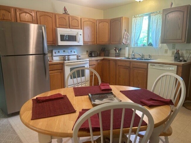Building Photo - Breezy Point Home 3 bedroom, 2 bath, 2 car Garage