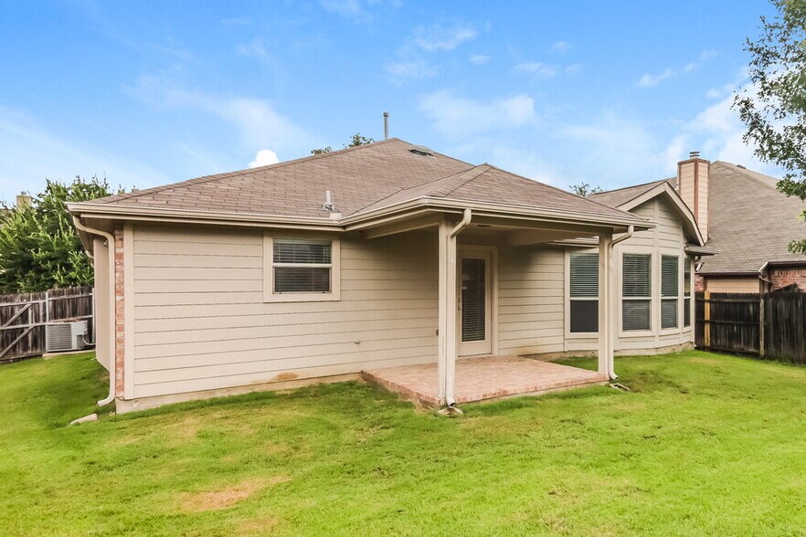 Building Photo - 1404 Nightingale Dr