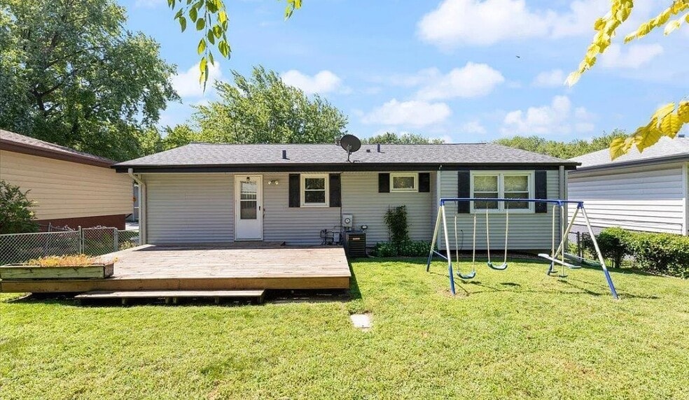 Building Photo - 9374 Maplewood Blvd