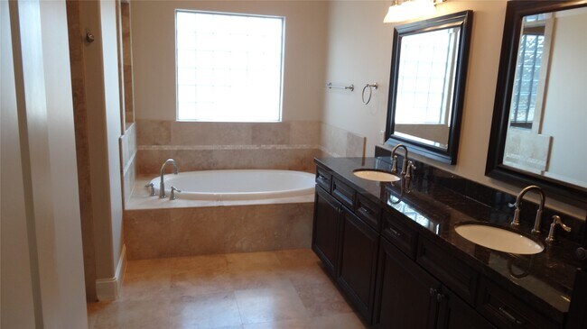 Building Photo - 2101 Elmen St