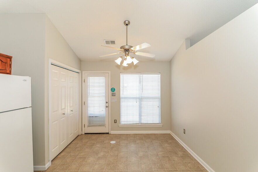 Building Photo - 6903 Wrenwood Dr