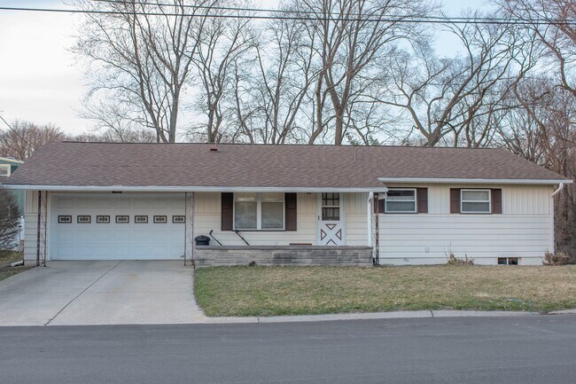 Building Photo - 4 Bedroom/2.5 Bathroom House Across from W...