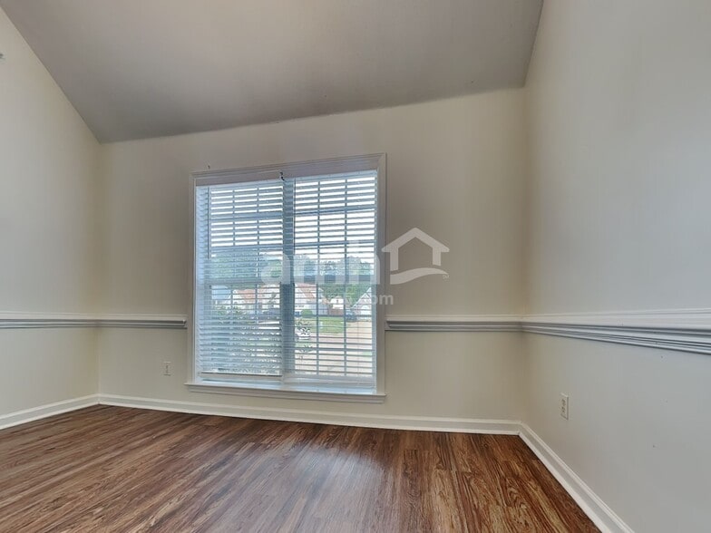 Building Photo - 8981 Oak Grove Blvd